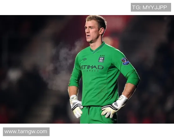 男足球明星与女明星亲密合影展现运动与时尚的完美结合